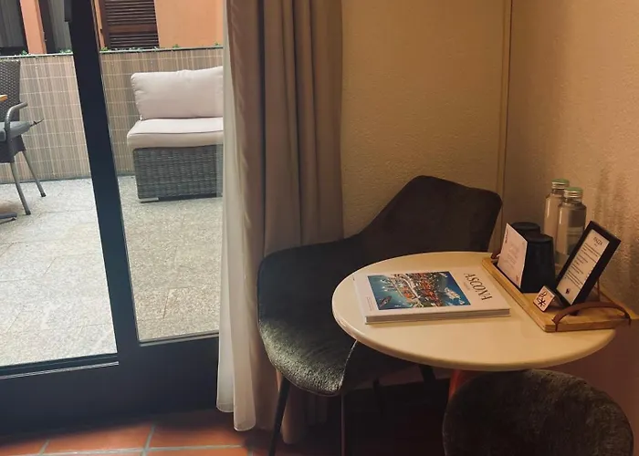 阿斯科纳广场餐厅酒店 2*